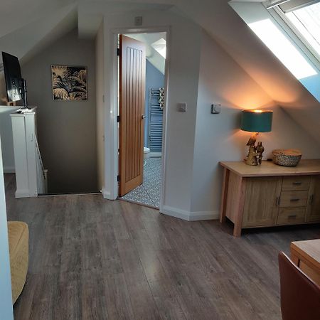 Delightful & Picturesque Modern Detached Apartment, Next To Chester Zoo, Near Park And Ride To City Centre 외부 사진