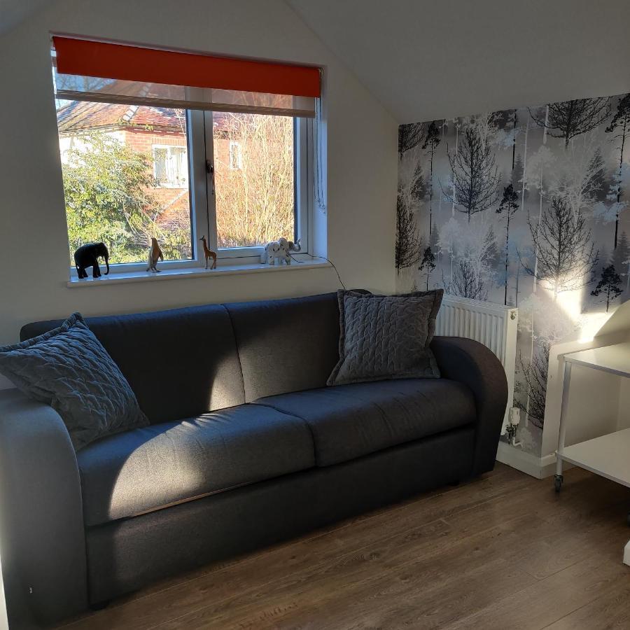 Delightful & Picturesque Modern Detached Apartment, Next To Chester Zoo, Near Park And Ride To City Centre 외부 사진