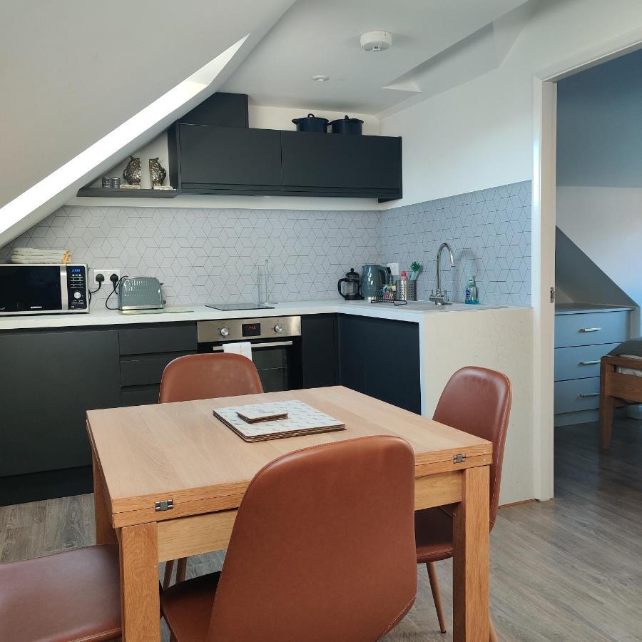 Delightful & Picturesque Modern Detached Apartment, Next To Chester Zoo, Near Park And Ride To City Centre 외부 사진