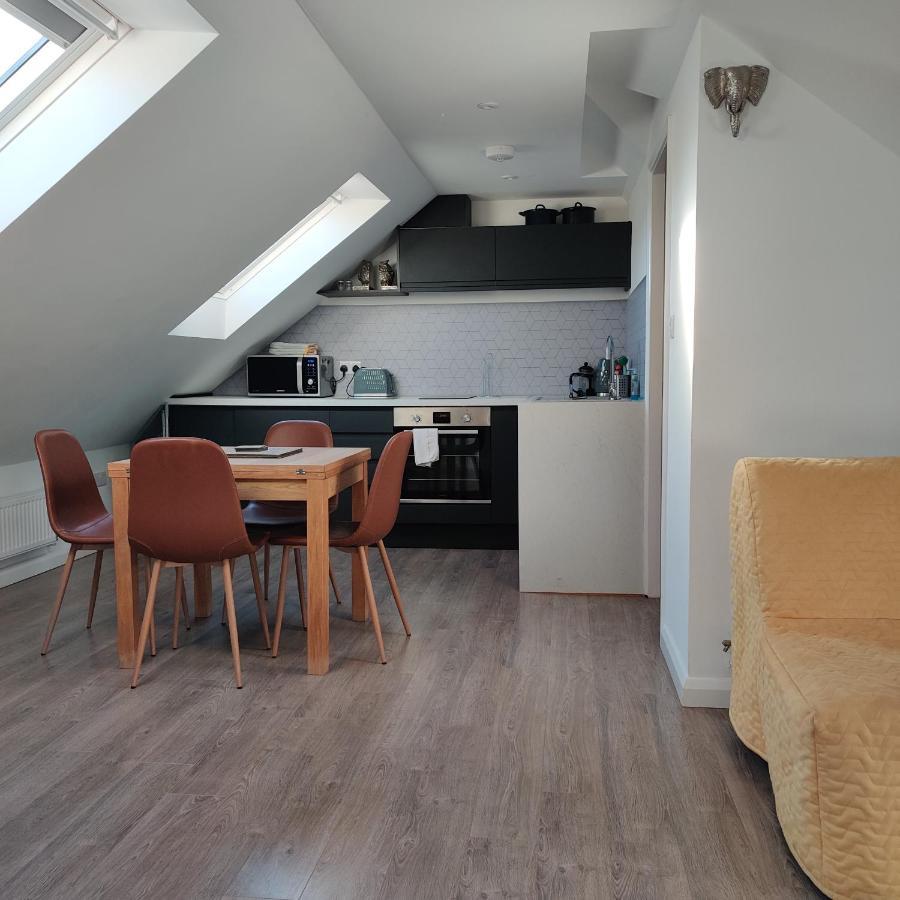 Delightful & Picturesque Modern Detached Apartment, Next To Chester Zoo, Near Park And Ride To City Centre 외부 사진