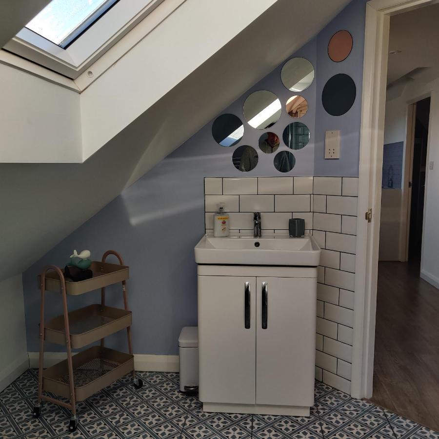 Delightful & Picturesque Modern Detached Apartment, Next To Chester Zoo, Near Park And Ride To City Centre 외부 사진