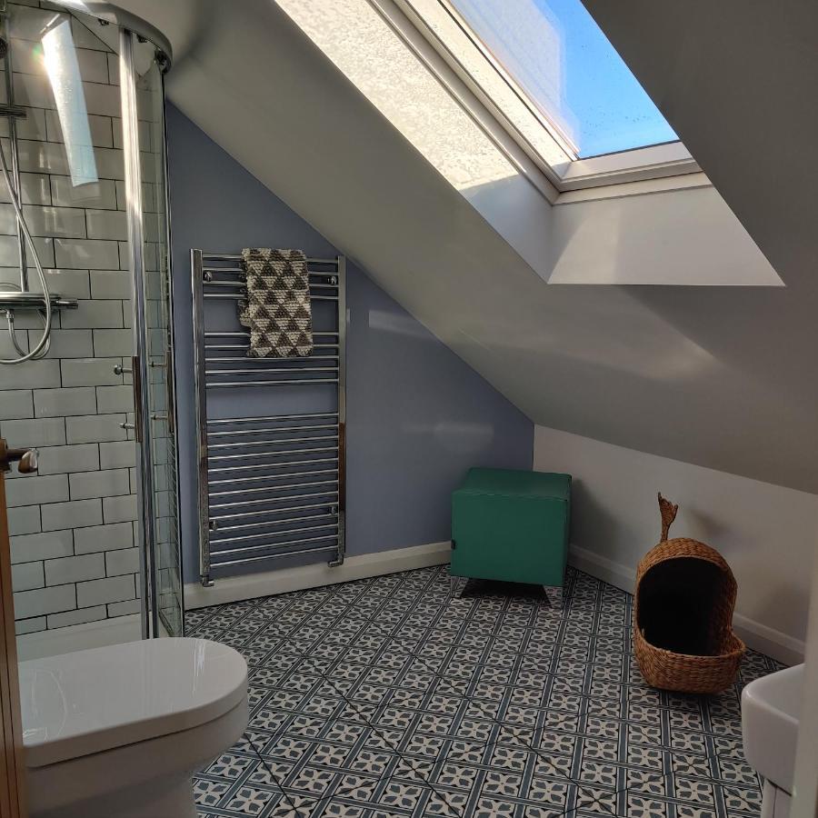 Delightful & Picturesque Modern Detached Apartment, Next To Chester Zoo, Near Park And Ride To City Centre 외부 사진