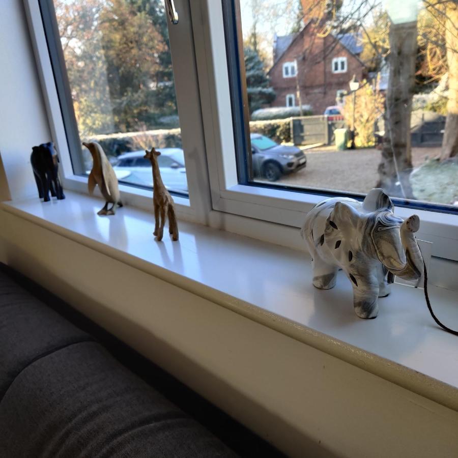 Delightful & Picturesque Modern Detached Apartment, Next To Chester Zoo, Near Park And Ride To City Centre 외부 사진