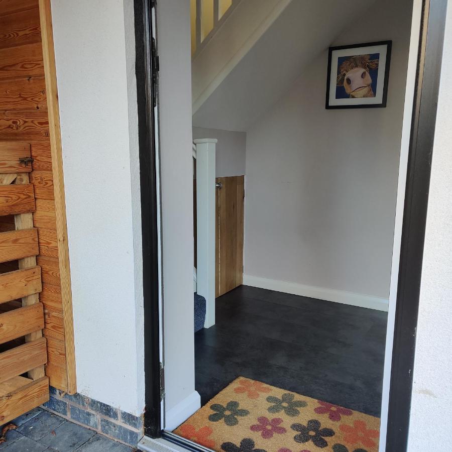 Delightful & Picturesque Modern Detached Apartment, Next To Chester Zoo, Near Park And Ride To City Centre 외부 사진