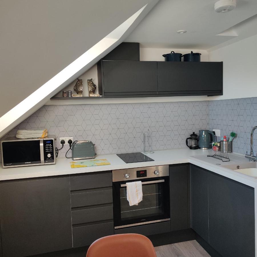 Delightful & Picturesque Modern Detached Apartment, Next To Chester Zoo, Near Park And Ride To City Centre 외부 사진