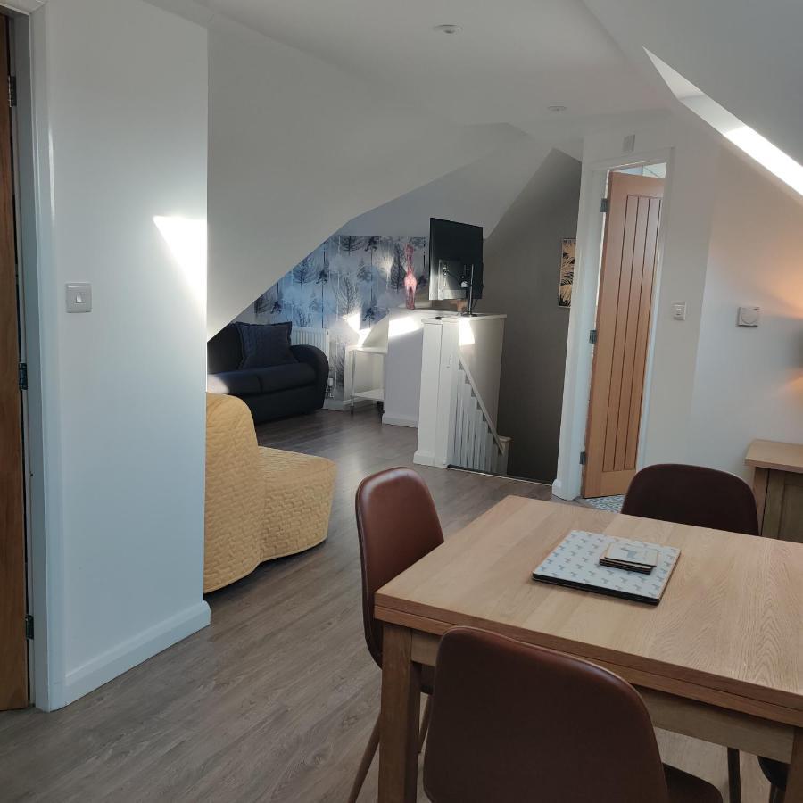 Delightful & Picturesque Modern Detached Apartment, Next To Chester Zoo, Near Park And Ride To City Centre 외부 사진